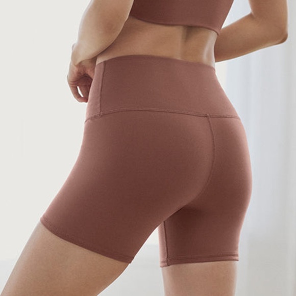 Alo Yoga 5" Airbrush High Waist Biker Short in Chestnut, Small - Picture 9 of 9